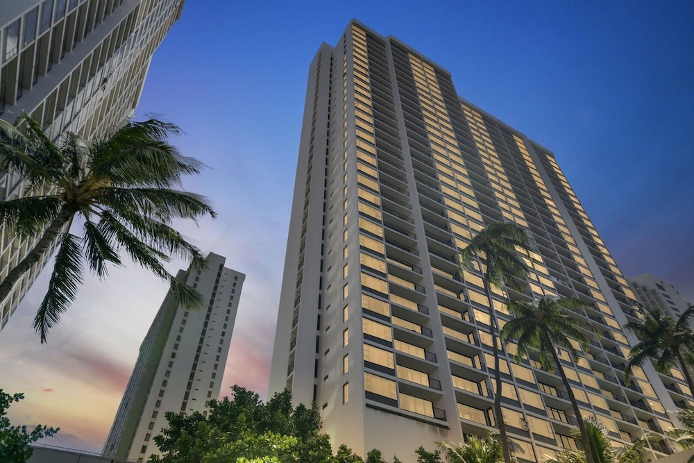 light and airy 8th floor ocean view condo with lanai