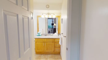 light and airy 8th floor ocean view condo with lanai
