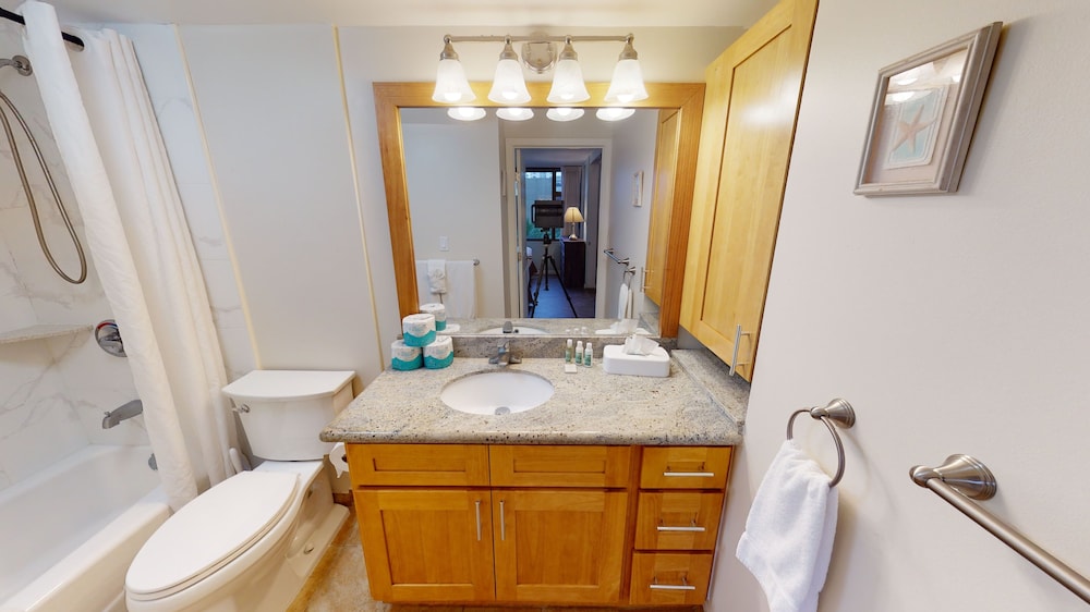 light and airy 8th floor ocean view condo with lanai