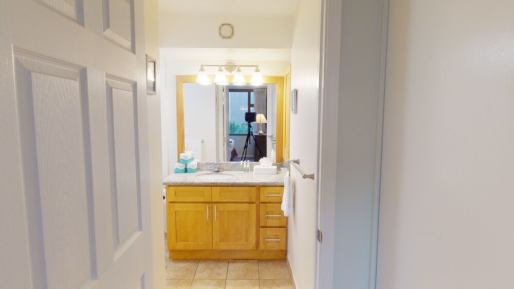 light and airy 8th floor ocean view condo with lanai