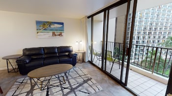 light and airy 8th floor ocean view condo with lanai