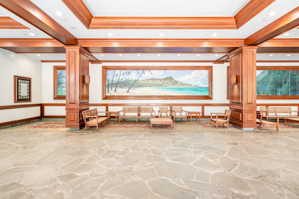 light and airy 8th floor ocean view condo with lanai