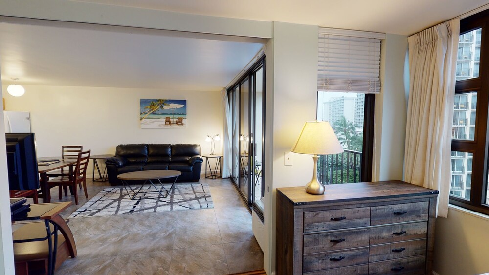 light and airy 8th floor ocean view condo with lanai