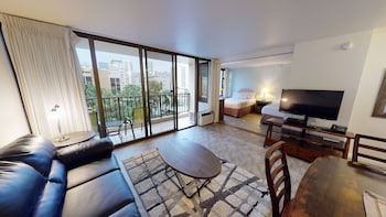 light and airy 8th floor ocean view condo with lanai