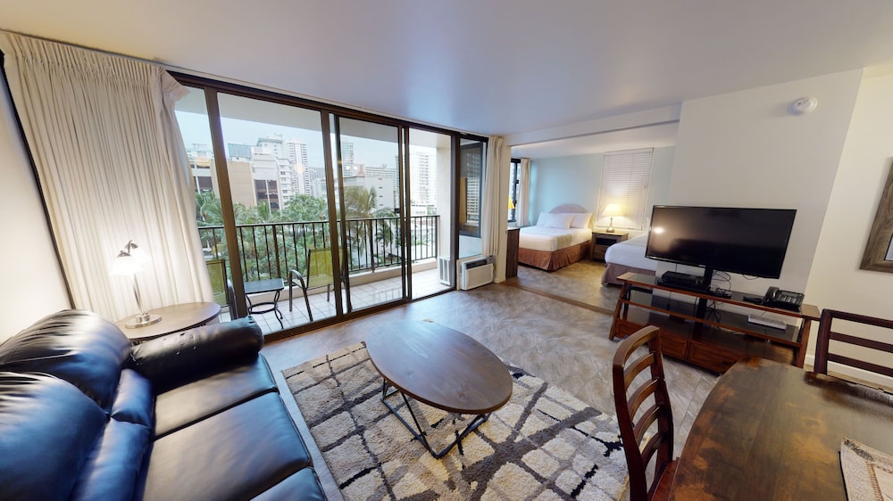 light and airy 8th floor ocean view condo with lanai