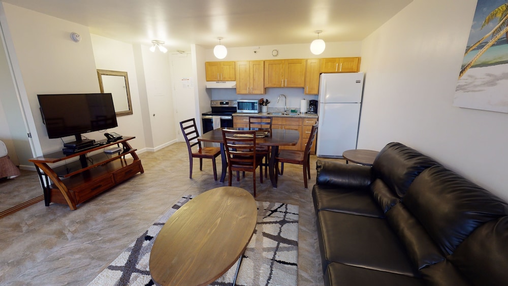 light and airy 8th floor ocean view condo with lanai