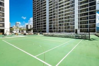 light and airy 8th floor ocean view condo with lanai
