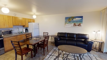 light and airy 8th floor ocean view condo with lanai