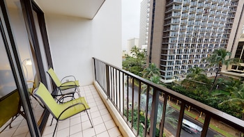 light and airy 8th floor ocean view condo with lanai