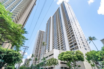 light and airy 8th floor ocean view condo with lanai