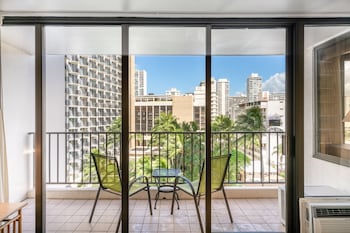 light and airy 8th floor ocean view condo with lanai