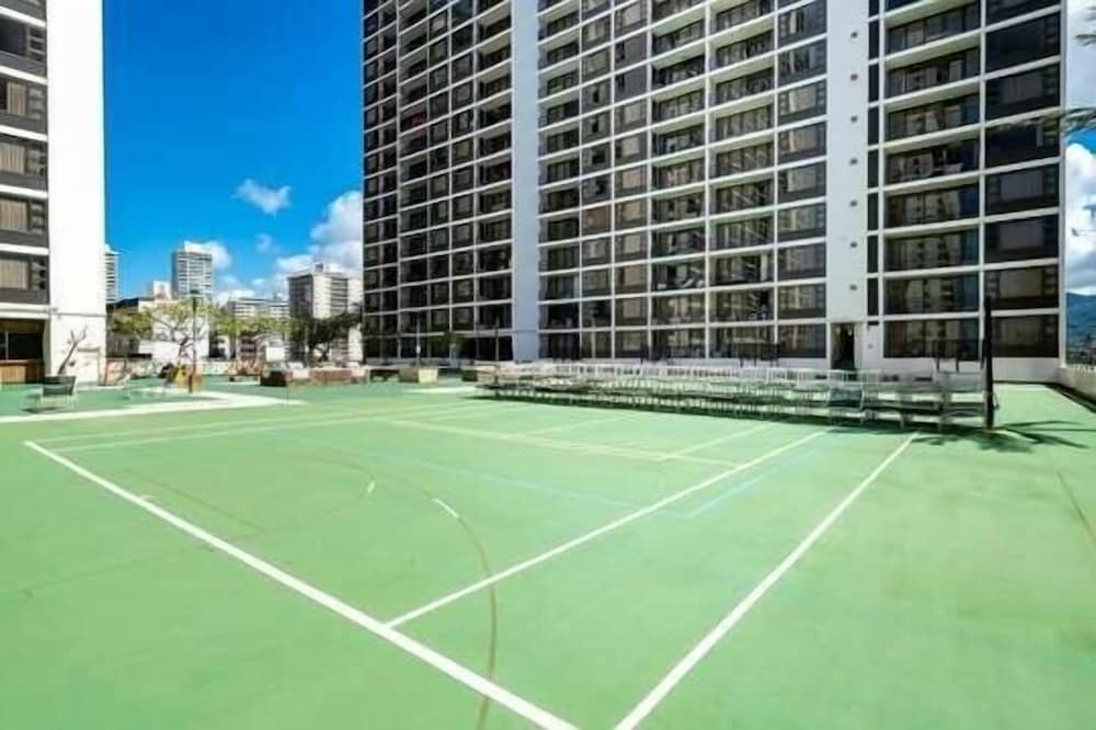 light and airy 8th floor ocean view condo with lanai