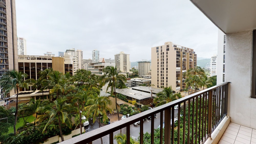 light and airy 8th floor ocean view condo with lanai