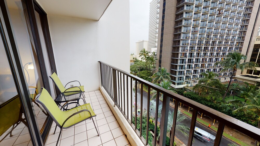 light and airy 8th floor ocean view condo with lanai