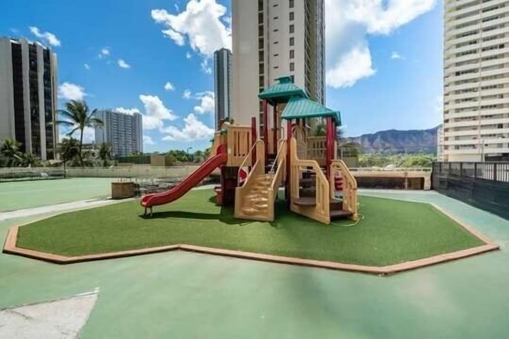 light and airy 8th floor ocean view condo with lanai
