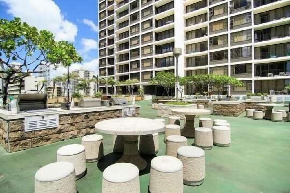 light and airy 8th floor ocean view condo with lanai