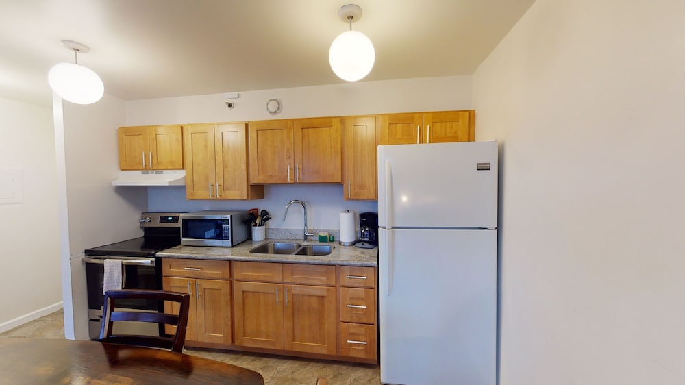 light and airy 8th floor ocean view condo with lanai