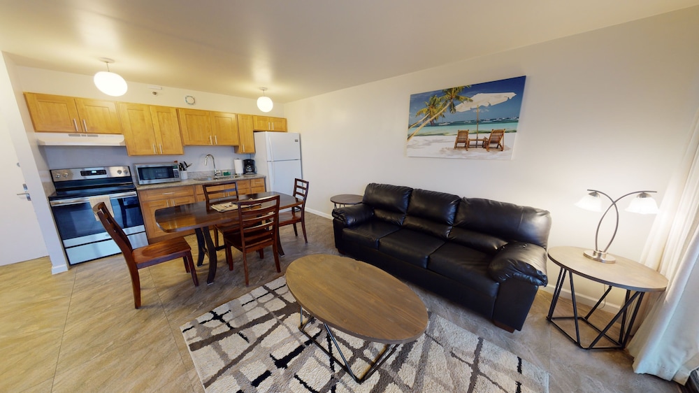 light and airy 8th floor ocean view condo with lanai