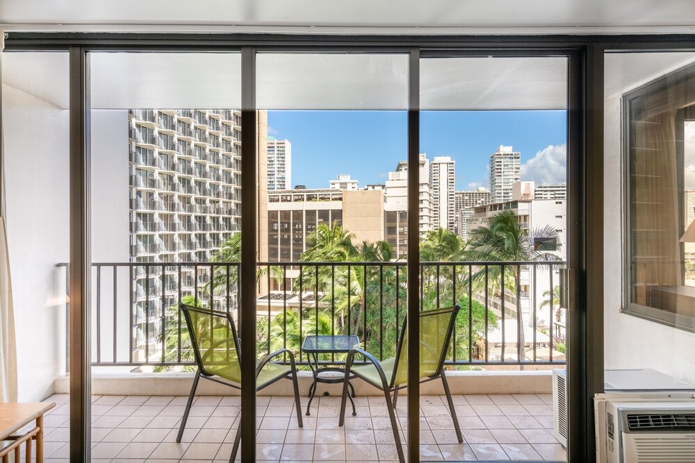 light and airy 8th floor ocean view condo with lanai