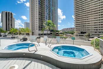 light and airy 8th floor ocean view condo with lanai