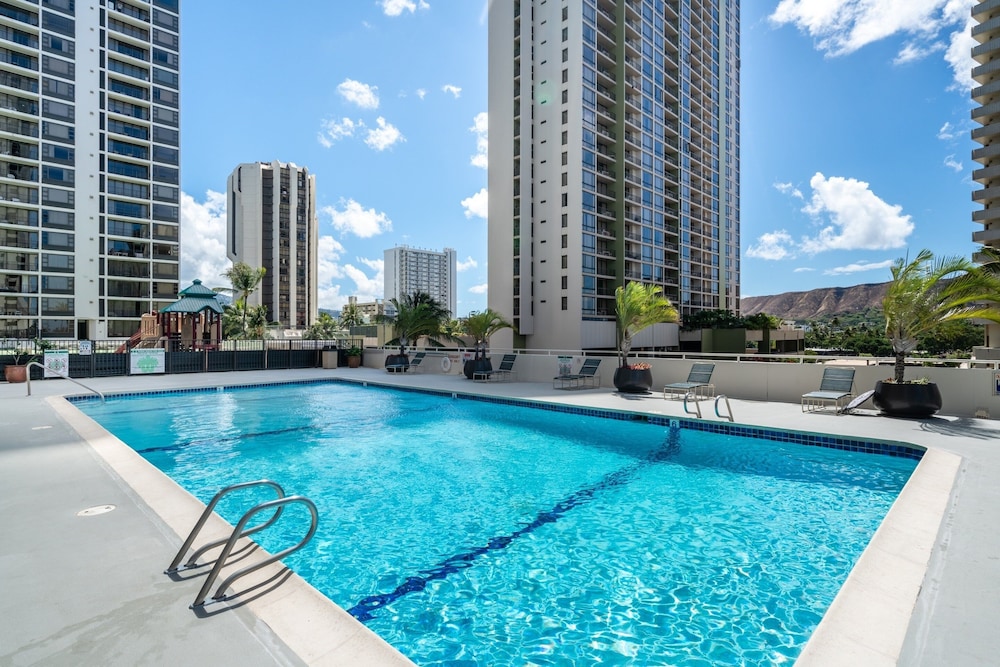 light and airy 8th floor ocean view condo with lanai