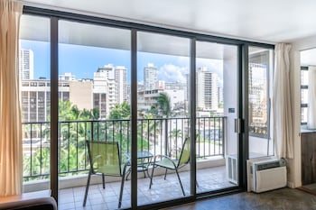 light and airy 8th floor ocean view condo with lanai
