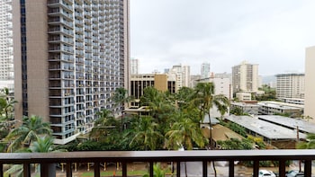 light and airy 8th floor ocean view condo with lanai
