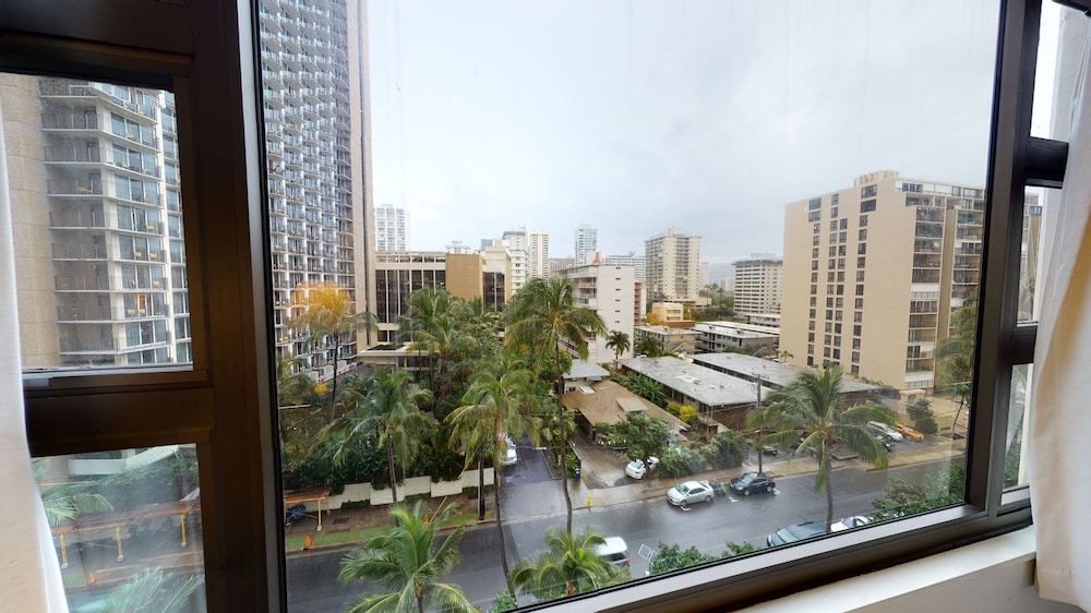 light and airy 8th floor ocean view condo with lanai