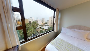 light and airy 8th floor ocean view condo with lanai