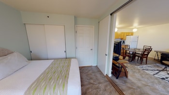 light and airy 8th floor ocean view condo with lanai
