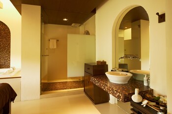 veranda pool suite