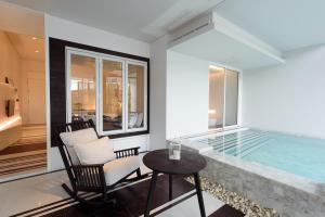 veranda pool suite