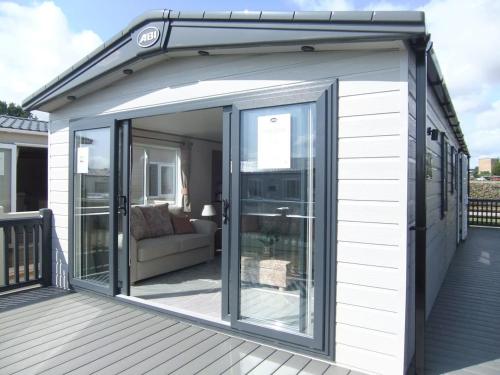 Captivating Bluebell Lodge 2-Bed Cotswolds Caravan,Cricklade>>Cirencester,3.5 star