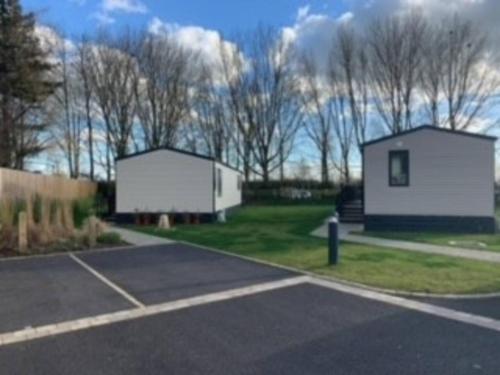 Captivating Bluebell Lodge 2-Bed Cotswolds Caravan,Cricklade>>Cirencester,3.5 star