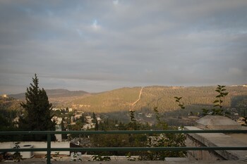 khan ein karem boutique hotel
