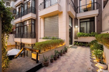 bedchambers serviced apartments sector 40