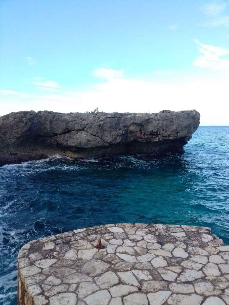 dela de rose guest house negril jamaica