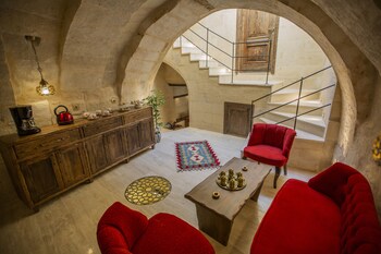 maks cave house