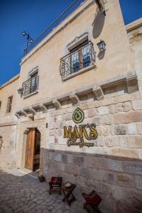 maks cave house