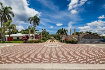 coral sands boutique lux studio