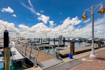 Coral Sands Boutique Lux Studio,,0 star