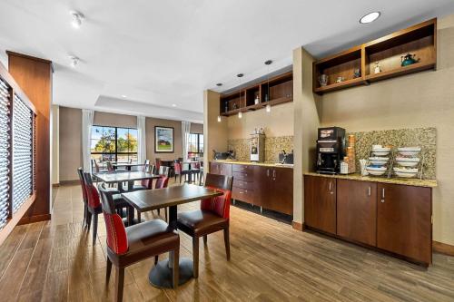 comfort inn and suites west medical center