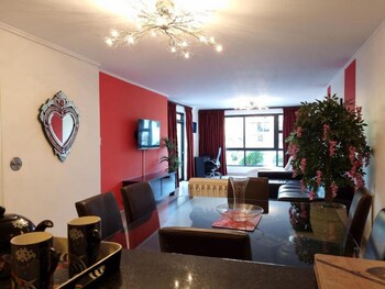 The Island Club By Smart City Stays,6 N Bank Ln,0 star