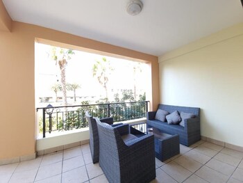 the island club by smart city stays