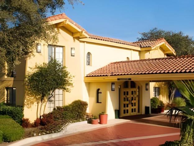 super 8 by wyndham austin south i 35