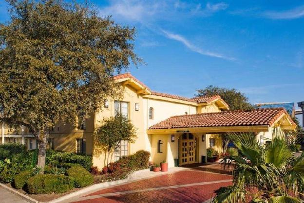 super 8 by wyndham austin south i 35