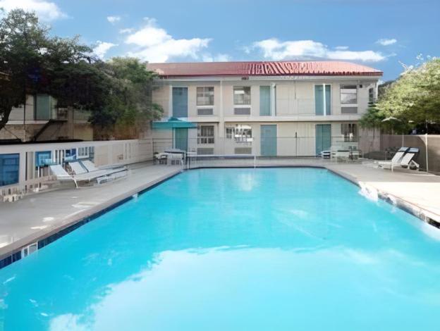 super 8 by wyndham austin south i 35