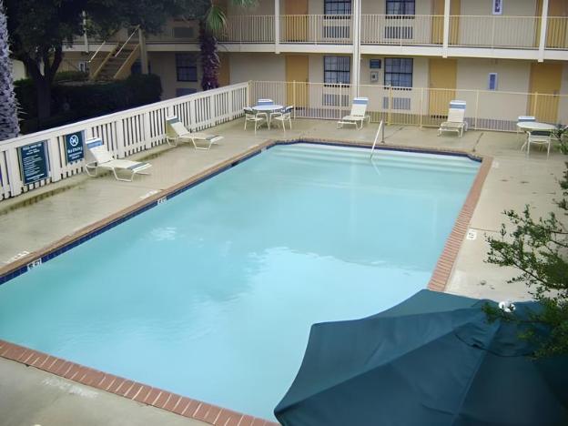 super 8 by wyndham austin south i 35