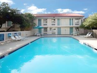 super 8 by wyndham austin south i 35