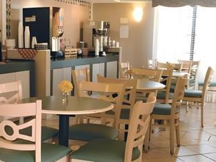 super 8 by wyndham austin south i 35